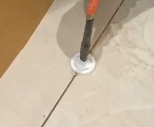 邱县瓷砖空鼓维修公司专业解答瓷砖在铺贴过程中，如果没有涂抹均匀到位的粘结材料（如水泥砂浆或瓷砖胶），可能会导致以下问题