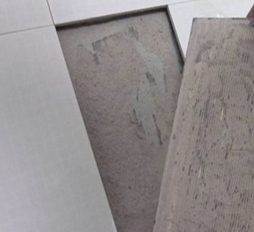 邱县瓷砖空鼓维修公司分享瓷砖铺贴时如果打浆（即涂抹在瓷砖背面和基层上的砂浆或瓷砖胶）过少，会带来以下问题